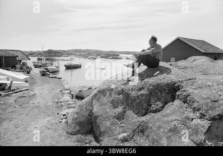 Aktuell 26 - 6 - 1970 : L'été du sud de la Norvège attend. Nous avons fait une escapade à la plage fugace dans l'un des paradis de vacances du sud de la Norvège, Brekkestø, et pouvons le signaler : les campings, les maisons d'hôtes et les résidents locaux attendent l'invasion de vacances de l'été. Attente avec le soleil, bakingSvaberg et la morue qui vont sur les leurres et les filets. Le pêcheur Arnulf Andersen arrange ses filets après la prise de la nuit. Il n'y avait que six kilos de morue sur deux filets. Il est un résident permanent au milieu du paradis estival et ne pouvait imaginer quitter son île pour vivre au centre. Photo : Aage Storløkken / A Banque D'Images