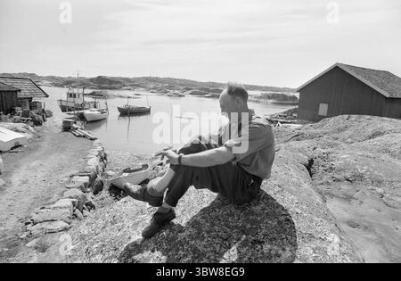 Aktuell 26 - 6 - 1970 : L'été du sud de la Norvège attend. Nous avons fait une escapade à la plage fugace dans l'un des paradis de vacances du sud de la Norvège, Brekkestø, et pouvons le signaler : les campings, les maisons d'hôtes et les résidents locaux attendent l'invasion de vacances de l'été. Attente avec le soleil, bakingSvaberg et la morue qui vont sur les leurres et les filets. Le pêcheur Arnulf Andersen arrange ses filets après la prise de la nuit. Il n'y avait que six kilos de morue sur deux filets. Il est un résident permanent au milieu du paradis estival et ne pouvait imaginer quitter son île pour vivre au centre. Photo : Aage Storløkken / A Banque D'Images