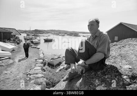 Aktuell 26 - 6 - 1970 : L'été du sud de la Norvège attend. Nous avons fait une escapade à la plage fugace dans l'un des paradis de vacances du sud de la Norvège, Brekkestø, et pouvons le signaler : les campings, les maisons d'hôtes et les résidents locaux attendent l'invasion de vacances de l'été. Attente avec le soleil, bakingSvaberg et la morue qui vont sur les leurres et les filets. Le pêcheur Arnulf Andersen arrange ses filets après la prise de la nuit. Il n'y avait que six kilos de morue sur deux filets. Il est un résident permanent au milieu du paradis estival et ne pouvait imaginer quitter son île pour vivre au centre. Photo : Aage Storløkken / A Banque D'Images