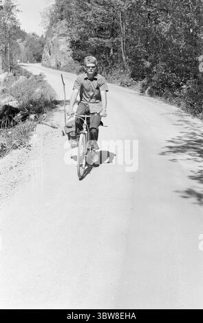 Aktuell 26 - 6 - 1970 : L'été du sud de la Norvège attend. Nous avons fait une escapade à la plage fugace dans l'un des paradis de vacances du sud de la Norvège, Brekkestø, et pouvons vous le signaler : les campings, les maisons d'hôtes et les résidents permanents de l'endroit attendent la grande invasion de vacances de l'été. Attente avec le soleil, bakingSvaberg et la morue qui vont sur les leurres et les filets. Le facteur Roald Nilsen pédale à vélo dans le paradis estival de Justøya, et son sac postal est encore assez mince. Bientôt des milliers de vacanciers visiteront le quartier, et donc c'est un réconfort pour lui qu'il obtiendra son cyclomoteur dès que possibl Banque D'Images