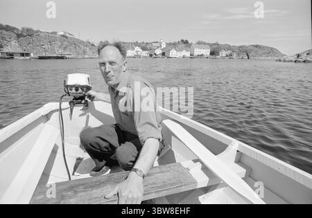 Aktuell 26 - 6 - 1970 : L'été du sud de la Norvège attend. Nous avons fait une escapade à la plage fugace dans l'un des paradis de vacances du sud de la Norvège, Brekkestø, et pouvons le signaler : les campings, les maisons d'hôtes et les résidents locaux attendent l'invasion de vacances de l'été. Attente avec le soleil, bakingSvaberg et la morue qui vont sur les leurres et les filets. Le pêcheur Arnulf Andersen arrange ses filets après la prise de la nuit. Il n'y avait que six kilos de morue sur deux filets. Il est un résident permanent au milieu du paradis estival et ne pouvait imaginer quitter son île pour vivre au centre. Photo : Aage Storløkken / A Banque D'Images