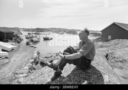 Aktuell 26 - 6 - 1970 : L'été du sud de la Norvège attend. Nous avons fait une escapade à la plage fugace dans l'un des paradis de vacances du sud de la Norvège, Brekkestø, et pouvons le signaler : les campings, les maisons d'hôtes et les résidents locaux attendent l'invasion de vacances de l'été. Attente avec le soleil, bakingSvaberg et la morue qui vont sur les leurres et les filets. Le pêcheur Arnulf Andersen arrange ses filets après la prise de la nuit. Il n'y avait que six kilos de morue sur deux filets. Il est un résident permanent au milieu du paradis estival et ne pouvait imaginer quitter son île pour vivre au centre. Photo : Aage Storløkken / A Banque D'Images