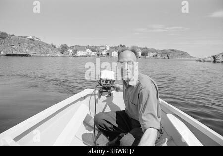 Aktuell 26 - 6 - 1970 : L'été du sud de la Norvège attend. Nous avons fait une escapade à la plage fugace dans l'un des paradis de vacances du sud de la Norvège, Brekkestø, et pouvons le signaler : les campings, les maisons d'hôtes et les résidents locaux attendent l'invasion de vacances de l'été. Attente avec le soleil, bakingSvaberg et la morue qui vont sur les leurres et les filets. Le pêcheur Arnulf Andersen arrange ses filets après la prise de la nuit. Il n'y avait que six kilos de morue sur deux filets. Il est un résident permanent au milieu du paradis estival et ne pouvait imaginer quitter son île pour vivre au centre. Photo : Aage Storløkken / A Banque D'Images