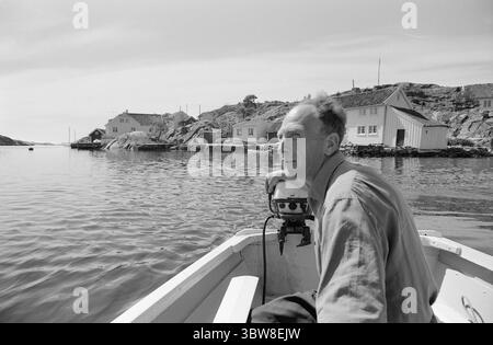 Aktuell 26 - 6 - 1970 : L'été du sud de la Norvège attend. Nous avons fait une escapade à la plage fugace dans l'un des paradis de vacances du sud de la Norvège, Brekkestø, et pouvons le signaler : les campings, les maisons d'hôtes et les résidents locaux attendent l'invasion de vacances de l'été. Attente avec le soleil, bakingSvaberg et la morue qui vont sur les leurres et les filets. Le pêcheur Arnulf Andersen arrange ses filets après la prise de la nuit. Il n'y avait que six kilos de morue sur deux filets. Il est un résident permanent au milieu du paradis estival et ne pouvait imaginer quitter son île pour vivre au centre. Photo : Aage Storløkken / A Banque D'Images