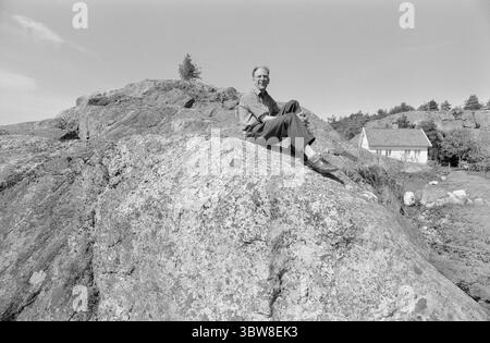 Aktuell 26 - 6 - 1970 : L'été du sud de la Norvège attend. Nous avons fait une escapade à la plage fugace dans l'un des paradis de vacances du sud de la Norvège, Brekkestø, et pouvons le signaler : les campings, les maisons d'hôtes et les résidents locaux attendent l'invasion de vacances de l'été. Attente avec le soleil, bakingSvaberg et la morue qui vont sur les leurres et les filets. Le pêcheur Arnulf Andersen arrange ses filets après la prise de la nuit. Il n'y avait que six kilos de morue sur deux filets. Il est un résident permanent au milieu du paradis estival et ne pouvait imaginer quitter son île pour vivre au centre. Photo : Aage Storløkken / A Banque D'Images