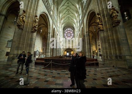 Prague, République tchèque - 8 mars 2016 : L'intérieur de la cathédrale Saint-Guy révèle des détails complexes de l'architecture gothique. Banque D'Images