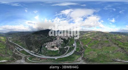 Vue aérienne du village italien d'Oriolo niché dans les collines, mettant en valeur un mélange d'architecture historique et de verdure luxuriante. Le paysage feat Banque D'Images