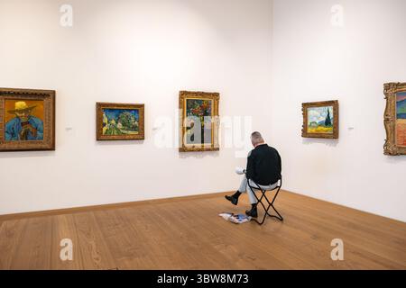 Zurich, Suisse - 19 mars 2025 : un homme copie des œuvres d'art à l'intérieur du Musée d'art (Kunsthaus) Zurich. Banque D'Images