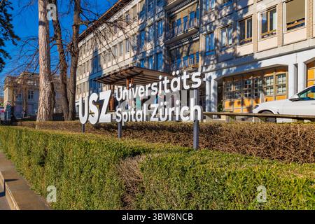 Zurich, Suisse - 19 mars 2025 : Hôpital universitaire de Zurich (USZ). C’est l’un des plus grands hôpitaux, avec 43 cliniques et instituts, en Suisse Banque D'Images