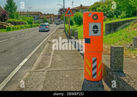 Fausse caméra de vitesse au bord de la route en Italie. Banque D'Images