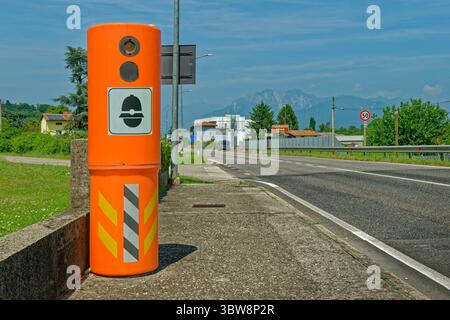 Fausse caméra de vitesse au bord de la route en Italie. Banque D'Images