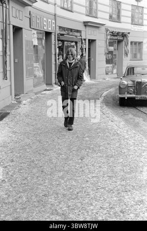 Aktuell 9 - 4 - 1970 : une bouteille de Lynol, Merci ! Bjørn Kristiansen a 15 ans et est étudiant à Hovik Junior High School. Il est apparu pour Aktuell pour voir s'il pouvait acheter Lynol à Fargehandlere. Dix sur onze vendeurs de teintures ont refusé de le vendre. Bjørn a pu acheter Lynol dans un seul magasin, mais c'est parce que l'homme qui lui a vendu pensait que Bjørn avait dix-huit ans. Photo : Aage Storløkken / Aktuell / NTB ***la photo n'est pas traitée*** *le texte est traduit automatiquement* Banque D'Images
