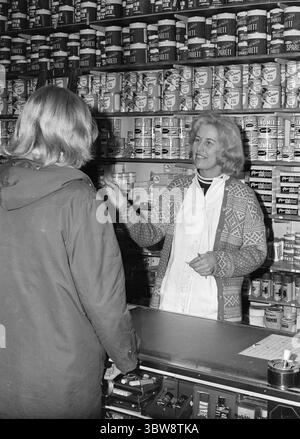 Aktuell 9 - 4 - 1970 : une bouteille de Lynol, Merci ! Bjørn Kristiansen a 15 ans et est étudiant à Hovik Junior High School. Il est apparu pour Aktuell pour voir s'il pouvait acheter Lynol à Fargehandlere. Magni Strande dans le Fargehandel de Harald Muus à Oslo a refusé de vendre Lynol à Bjørn.photo : Aage Storløkken / Aktuell / NTB ***la photo n'est pas traitée*** *le texte est traduit automatiquement* Banque D'Images