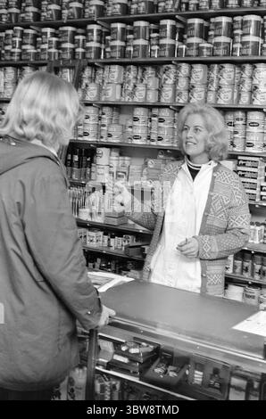 Aktuell 9 - 4 - 1970 : une bouteille de Lynol, Merci ! Bjørn Kristiansen a 15 ans et est étudiant à Hovik Junior High School. Il est apparu pour Aktuell pour voir s'il pouvait acheter Lynol à Fargehandlere. Magni Strande dans le Fargehandel de Harald Muus à Oslo a refusé de vendre Lynol à Bjørn.photo : Aage Storløkken / Aktuell / NTB ***la photo n'est pas traitée*** *le texte est traduit automatiquement* Banque D'Images