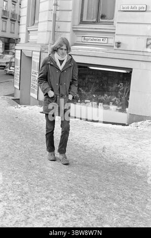 Aktuell 9 - 4 - 1970 : une bouteille de Lynol, Merci ! Bjørn Kristiansen a 15 ans et est étudiant à Hovik Junior High School. Il est apparu pour Aktuell pour voir s'il pouvait acheter Lynol à Fargehandlere. Dix sur onze vendeurs de teintures ont refusé de le vendre. Bjørn a pu acheter Lynol dans un seul magasin, mais c'est parce que l'homme qui lui a vendu pensait que Bjørn avait dix-huit ans. Photo : Aage Storløkken / Aktuell / NTB ***la photo n'est pas traitée*** *le texte est traduit automatiquement* Banque D'Images