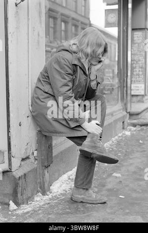 Aktuell 9 - 4 - 1970 : une bouteille de Lynol, Merci ! Bjørn Kristiansen a 15 ans et est étudiant à Hovik Junior High School. Il est apparu pour Aktuell pour voir s'il pouvait acheter Lynol à Fargehandlere. Dix sur onze vendeurs de teintures ont refusé de le vendre. Bjørn a pu acheter Lynol dans un seul magasin, mais c'est parce que l'homme qui lui a vendu pensait que Bjørn avait dix-huit ans. Photo : Aage Storløkken / Aktuell / NTB ***la photo n'est pas traitée*** *le texte est traduit automatiquement* Banque D'Images
