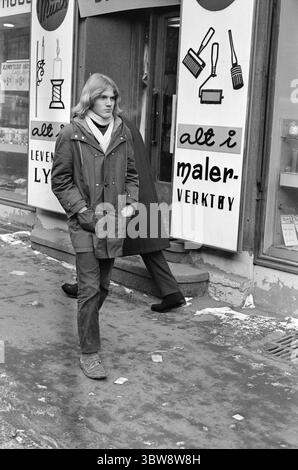 Aktuell 9 - 4 - 1970 : une bouteille de Lynol, Merci ! Bjørn Kristiansen a 15 ans et est étudiant à Hovik Junior High School. Il est apparu pour Aktuell pour voir s'il pouvait acheter Lynol à Fargehandlere. Dix sur onze vendeurs de teintures ont refusé de le vendre. Bjørn a pu acheter Lynol dans un seul magasin, mais c'est parce que l'homme qui lui a vendu pensait que Bjørn avait dix-huit ans. Photo : Aage Storløkken / Aktuell / NTB ***la photo n'est pas traitée*** *le texte est traduit automatiquement* Banque D'Images