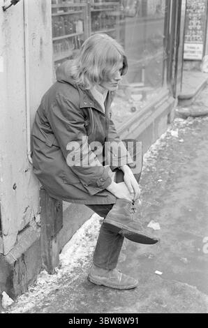 Aktuell 9 - 4 - 1970 : une bouteille de Lynol, Merci ! Bjørn Kristiansen a 15 ans et est étudiant à Hovik Junior High School. Il est apparu pour Aktuell pour voir s'il pouvait acheter Lynol à Fargehandlere. Dix sur onze vendeurs de teintures ont refusé de le vendre. Bjørn a pu acheter Lynol dans un seul magasin, mais c'est parce que l'homme qui lui a vendu pensait que Bjørn avait dix-huit ans. Photo : Aage Storløkken / Aktuell / NTB ***la photo n'est pas traitée*** *le texte est traduit automatiquement* Banque D'Images