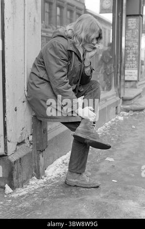 Aktuell 9 - 4 - 1970 : une bouteille de Lynol, Merci ! Bjørn Kristiansen a 15 ans et est étudiant à Hovik Junior High School. Il est apparu pour Aktuell pour voir s'il pouvait acheter Lynol à Fargehandlere. Dix sur onze vendeurs de teintures ont refusé de le vendre. Bjørn a pu acheter Lynol dans un seul magasin, mais c'est parce que l'homme qui lui a vendu pensait que Bjørn avait dix-huit ans. Photo : Aage Storløkken / Aktuell / NTB ***la photo n'est pas traitée*** *le texte est traduit automatiquement* Banque D'Images