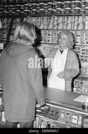 Aktuell 9 - 4 - 1970 : une bouteille de Lynol, Merci ! Bjørn Kristiansen a 15 ans et est étudiant à Hovik Junior High School. Il est apparu pour Aktuell pour voir s'il pouvait acheter Lynol à Fargehandlere. Magni Strande dans le Fargehandel de Harald Muus à Oslo a refusé de vendre Lynol à Bjørn.photo : Aage Storløkken / Aktuell / NTB ***la photo n'est pas traitée*** *le texte est traduit automatiquement* Banque D'Images