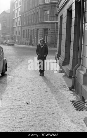 Aktuell 9 - 4 - 1970 : une bouteille de Lynol, Merci ! Bjørn Kristiansen a 15 ans et est étudiant à Hovik Junior High School. Il est apparu pour Aktuell pour voir s'il pouvait acheter Lynol à Fargehandlere. Dix sur onze vendeurs de teintures ont refusé de le vendre. Bjørn a pu acheter Lynol dans un seul magasin, mais c'est parce que l'homme qui lui a vendu pensait que Bjørn avait dix-huit ans. Photo : Aage Storløkken / Aktuell / NTB ***la photo n'est pas traitée*** *le texte est traduit automatiquement* Banque D'Images