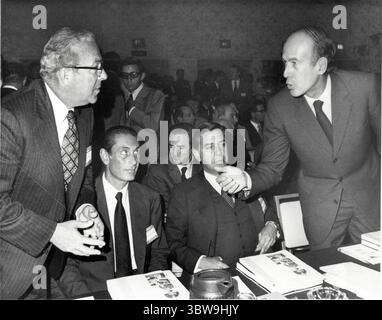 Le 25 septembre 1972 - Washington, District de Columbia, États-Unis - le secrétaire au Trésor américain GEORGE SHULTZ, à gauche, s'entretient avec le ministre français de l'économie et des Finances, VALERY GISCARD D'ESTAING, avant l'ouverture de l'Assemblée annuelle du Fonds monétaire international. (Crédit image : © Arnie Sachs - CNP/CNP via ZUMA Wire) Banque D'Images