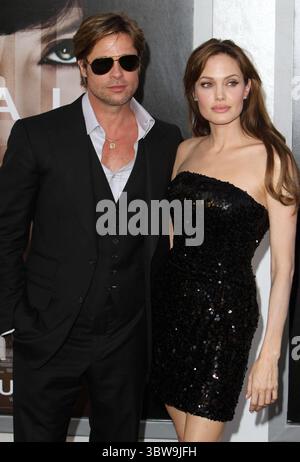 20 juillet 2010 - Hollywood, CA, États-Unis - 20 septembre 2016 - Los Angeles, CA - Angelina jolie Pitt a demandé le divorce de Brad Pitt. Jolie Pitt, 41 ans, a déposé lundi des documents juridiques citant des différences irréconciliables. Jolie Pitt a demandé la garde physique des six enfants partagés par le couple Ã Maddox, Pax, Zahara, Shiloh, Vivienne, et Knox Ã demande que Pitt obtienne une visite, citant des documents juridiques. Photo du dossier : 19 juillet 2010 - Hollywood, Californie - Brad Pitt et Angelina jolie. Première de ''Salt'' Los Angeles au Grauman's Chinese Theatre. Crédit photo : Charles Harris/AdMedia (CRED Banque D'Images