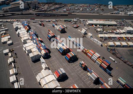 27 juillet 2020, Seattle, Washington, États-Unis : des conteneurs maritimes sont vus depuis une vue aérienne dans un port de Seattle, Washington, le 27 juillet 2020. (Crédit image : © David Ryder/ZUMA Wire) Banque D'Images