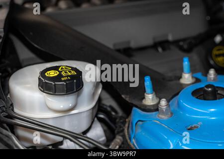 Réservoir de liquide de frein et d'embrayage DOT4 situé dans le compartiment moteur d'un véhicule Banque D'Images