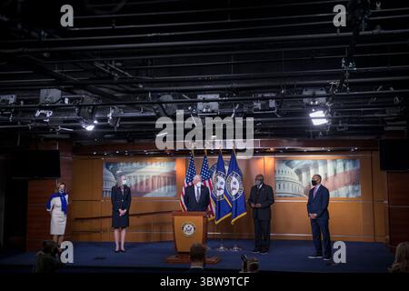 18 novembre 2020, Washington, District de Columbia, États-Unis : la Présidente de la Chambre des représentants des États-Unis Nancy Pelosi (démocrate de Californie), à gauche, est rejointe par des membres de la direction démocrate de la Chambre des représentants, la représentante des États-Unis Katherine Clark (démocrate du Massachusetts), deuxième à gauche, le chef de la majorité à la Chambre des représentants des États-Unis, Steny Hoyer (démocrate du Maryland), troisième à gauche, le chef adjoint démocrate des États-Unis James Clyburn (démocrate de Caroline du Sud), deuxième à droite, et le représentant des États-Unis Hakeem Jeffries (démocrate de la Chambre des États-Unis) Banque D'Images