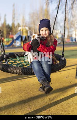 Joyeux Maedchen mit Hund. Portraet Kind mit Haustier Jack Russell Terrier im Freien - Haustier Besitzer Konzept Banque D'Images