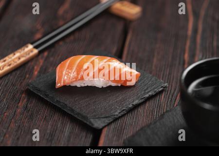 Sushi japonais. Vue de dessus de l'assortiment de sushis nigiri avec saumon sur le fond naturel en pierre, format vertical Banque D'Images