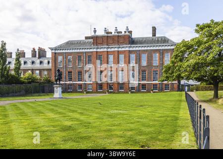 Le Kensington Palace, résidence royale de Londres, propose des appartements historiques, des jardins luxuriants et un riche patrimoine britannique Banque D'Images