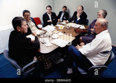 28 mai 1988 - Helsinki, Finlande - le président des États-Unis RONALD REAGAN, à gauche, rencontre les conseillers clés de l'hôtel Kalastajatorppa pour un briefing pré-sommet le samedi 28 mai 1988 au matin. Assis, dans le sens des aiguilles d'une montre, à partir de la gauche : le président Reagan ; le conseiller à la sécurité nationale COLIN POWELL ; le chef d'état-major adjoint KEN DUBERSTEIN ; le directeur des communications TOM GRISCOM ; l'ambassadeur des États-Unis auprès de l'Union des Républiques socialistes soviétiques (URSS) JACK MATLOCK ; l'ambassadeur ROZANNE RIDGWAY ; et le secrétaire d'État GEORGE SHULTZ. (Crédit image : © Pete Souza/CNP via ZUMA Wire) Banque D'Images
