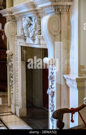 Une cheminée ornée dans le manteau exposé dans la bibliothèque Morgan et le musée est de la maison originale, 2025, New York City, États-Unis Banque D'Images