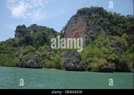 L'une des nombreuses îles calcaires inhabitées recouvertes de jungle dispersées autour de la baie de Phang Nga dans la mer d'Andaman, au sud de la Thaïlande. L'île est loc Banque D'Images