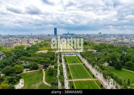 Vue plongeante sur le champ de mars, un grand parc public et un espace vert à Paris, France. Banque D'Images