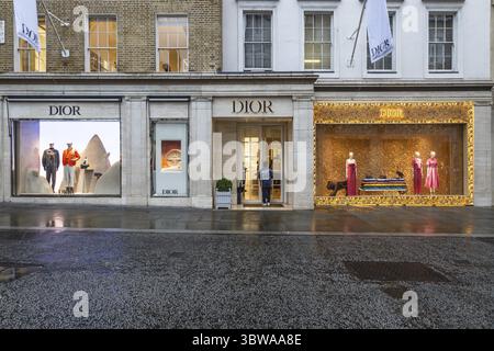 La boutique Dior à Londres, avec une élégante devanture avec des vitrines de luxe à la mode. Londres, Royaume-Uni, 4 juillet 2023 Banque D'Images