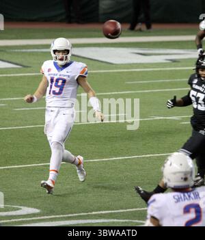21 novembre 2020 - le quarterback Hank Bachmeier #19 des Broncos de Boise State passe la balle au receveur Khalil Shakir #2 des Broncos de Boise State lors d'un match entre les Rainbow Warriors d'Hawaï et les Broncos de Boise State au stade Aloha à Honolulu, HI - Michael Sullivan/CSM(Credit image : &copy ; Michael Sullivan/CSM via ZUMA Wire) Banque D'Images