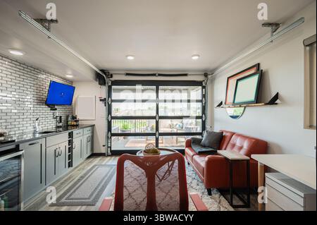 Salon élégant et moderne avec kitchenette et accès au balcon Banque D'Images