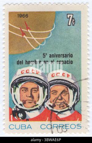 CUBA - 1966 avril : timbre-poste multicolore à 7 centavo représentant des portraits des cosmonautes Nikolaev et Popovich dans des casques spatiaux, des fusées, la Terre et des orbites. Premier homme dans l'espace, 5ème anniversaire Banque D'Images