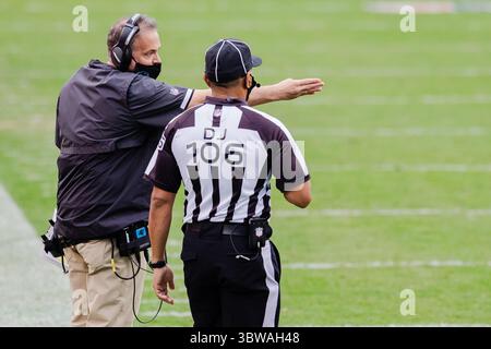 22 novembre 2020 : Matt Rhule, entraîneur-chef des Carolina Panthers, parle au chef de ligne WayneÂ Mackie (106 ans) au quatrième quart-temps du match de la NFL au Bank of America Stadium de Charlotte, Caroline du Nord. (Scott Kinser/Cal Sport Media)(image de crédit : &copy ; Scott Kinser/CSM via ZUMA Wire) Banque D'Images