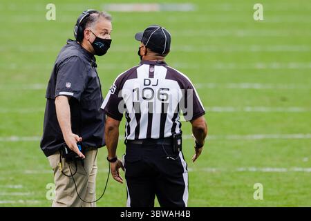 22 novembre 2020 : Matt Rhule, entraîneur-chef des Carolina Panthers, parle au chef de ligne WayneÂ Mackie (106 ans) au quatrième quart-temps du match de la NFL au Bank of America Stadium de Charlotte, Caroline du Nord. (Scott Kinser/Cal Sport Media)(image de crédit : &copy ; Scott Kinser/CSM via ZUMA Wire) Banque D'Images