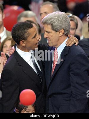2 novembre 2008, Boston, Massachusetts, États-Unis : Boston, MA - 29 juillet 2004 -- Barack Obama et le sénateur John Kerry sur le podium après les discours d'acceptation à la Convention nationale démocrate 2004 à Boston, Massachusetts, le 29 juillet 2004 (crédit image : © Ron Sachs/CNP via ZUMA Wire) Banque D'Images