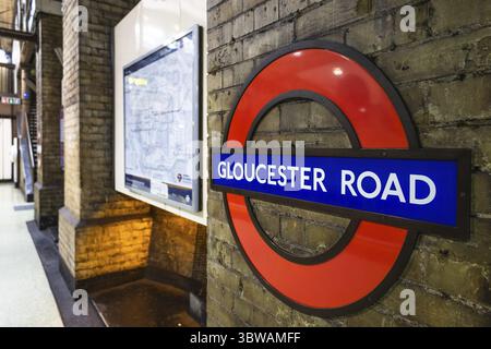 Cocarde de Gloucester Road dans le métro londonien, mettant en valeur le design classique du métro et le patrimoine des transports britanniques. Londres, Royaume-Uni, 21 octobre 2023 Banque D'Images