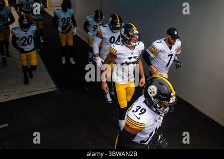 22 novembre 2020, Jacksonville, Floride, États-Unis : le quarterback BEN ROETHLISBERGER (7 ans) des Pittsburgh Steelers et CHASE CLAYPOOL (11 ans) des Pittsburgh Steelers courent sur le terrain pour affronter les Jaguars de Jacksonville au TIAA Bank Field à Jacksonville, en Floride. Les Steelers de Pittsburgh ont battu les Jaguars de Jacksonville 27-3 pour aller 10-0 sur la saison. (Crédit image : © Michael Johnson/ZUMA Wire) Banque D'Images