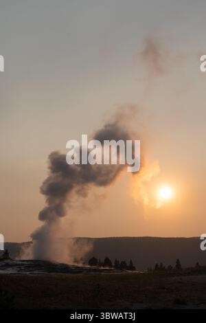 15 septembre 2020, parc national de Yellowstone, Wyoming, États-Unis : le geyser Old Faithful rétroéclairé au coucher du soleil dans le parc national de Yellowstone, Wyoming, États-Unis. (Crédit image : © Jon G. Fuller/VW pics via ZUMA Wire) Banque D'Images