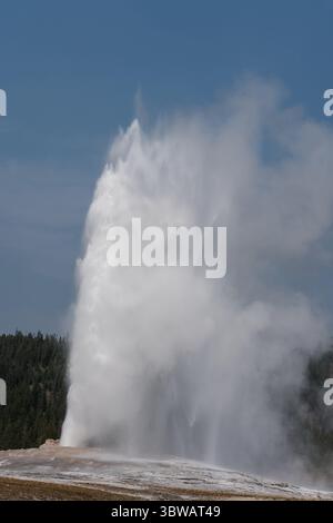 15 septembre 2020, parc national de Yellowstone, Wyoming, États-Unis : le geyser Old Faithful entre en éruption dans le parc national de Yellowstone, Wyoming, États-Unis. (Crédit image : © Jon G. Fuller/VW pics via ZUMA Wire) Banque D'Images