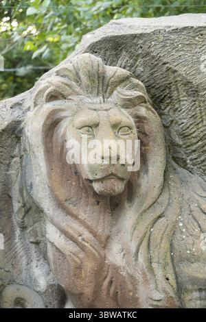 Lion sculpté dans la pierre, sculpture dans le parc Banque D'Images