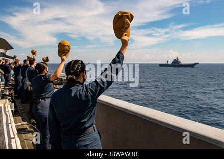 20 novembre 2020 - Océan Indien - des marins font signe au porte-avions INS Vikramaditya de classe Kiev de la marine indienne sur le pont d'envol du porte-avions USS Nimitz (CVN 68) alors qu'ils participaient à Malabar 2020 dans l'Océan Indien. Malabar 2020 est le dernier d’une série continue d’exercices dont la portée et la complexité ont augmenté au fil des ans pour faire face à la variété des menaces communes à la sécurité maritime dans l’Indo-Pacifique où la marine américaine patrouille depuis plus de 70 ans pour promouvoir la paix et la sécurité régionales. Le Nimitz Carrier Strike Group est actuellement déployé dans la 7e zone de la flotte o Banque D'Images